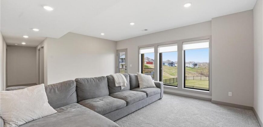 7080 NW Forest Lakes Drive, Parkville, MO 64152