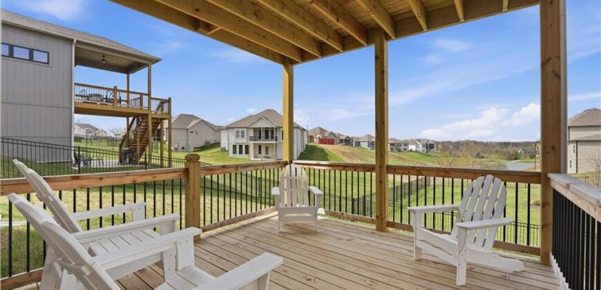 7080 NW Forest Lakes Drive, Parkville, MO 64152