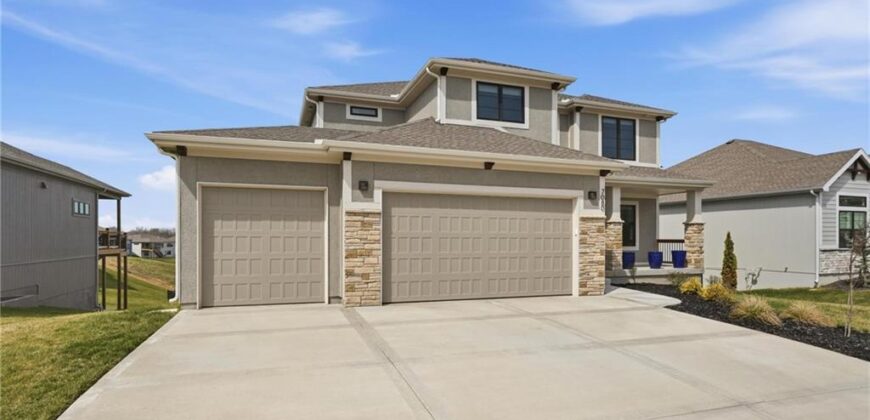 7080 NW Forest Lakes Drive, Parkville, MO 64152