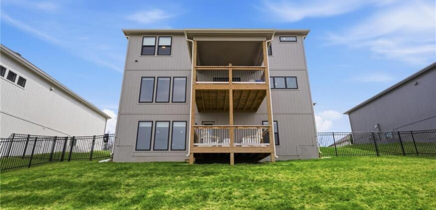 7080 NW Forest Lakes Drive, Parkville, MO 64152