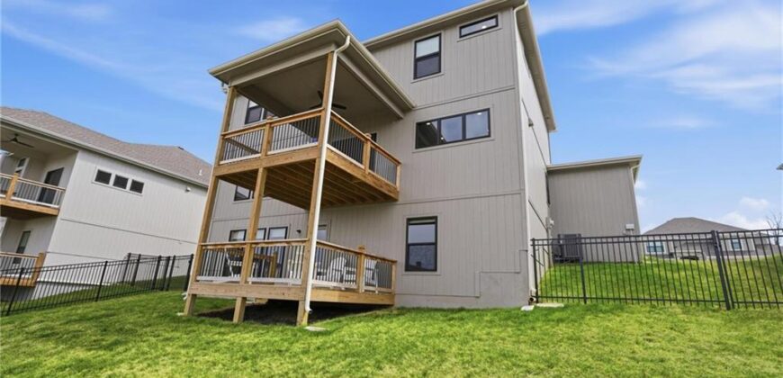 7080 NW Forest Lakes Drive, Parkville, MO 64152