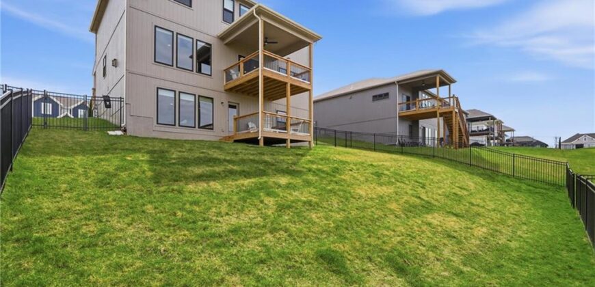 7080 NW Forest Lakes Drive, Parkville, MO 64152