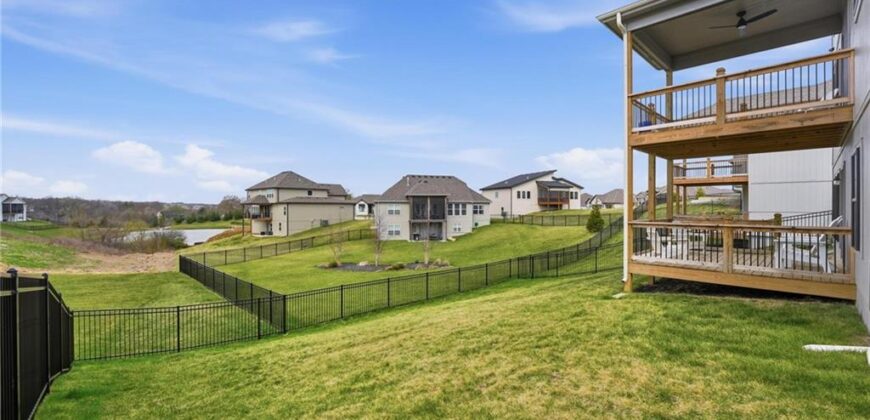 7080 NW Forest Lakes Drive, Parkville, MO 64152