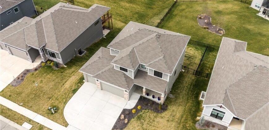 7080 NW Forest Lakes Drive, Parkville, MO 64152