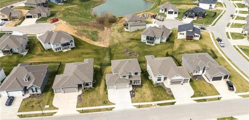 7080 NW Forest Lakes Drive, Parkville, MO 64152