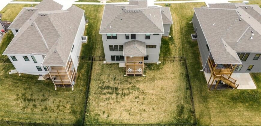 7080 NW Forest Lakes Drive, Parkville, MO 64152