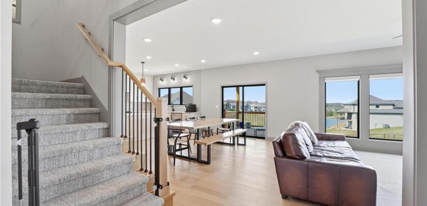 7080 NW Forest Lakes Drive, Parkville, MO 64152