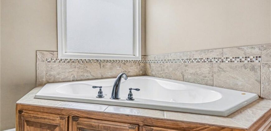 9920 N Manning Avenue, Kansas City, MO 64157