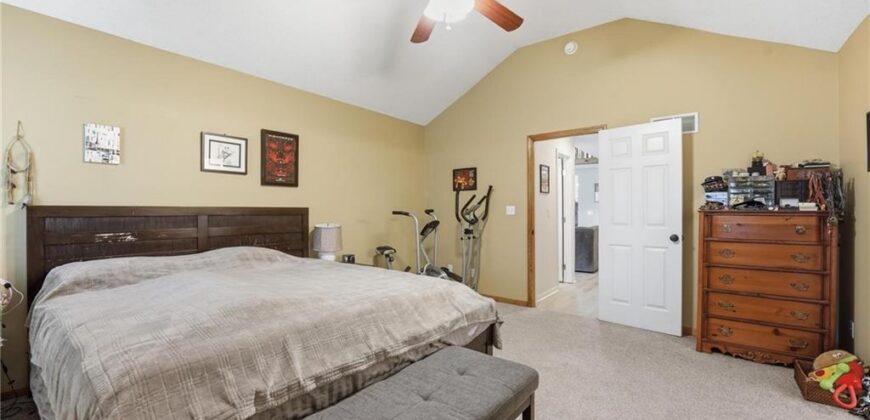 8205 NW Bradford Court, Kansas City, MO 64151