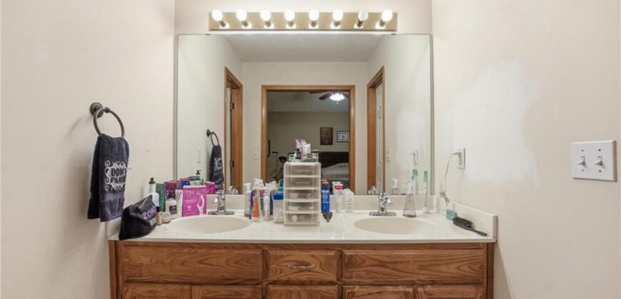 8205 NW Bradford Court, Kansas City, MO 64151