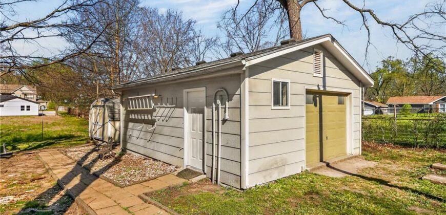 11030 N Charlotte Street, Kansas City, MO 64155