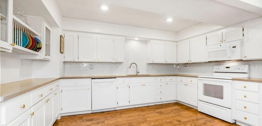 1045 NW S SOUTH SHORE Drive, Lake Waukomis, MO 64151