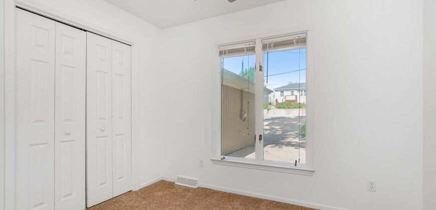 1045 NW S SOUTH SHORE Drive, Lake Waukomis, MO 64151