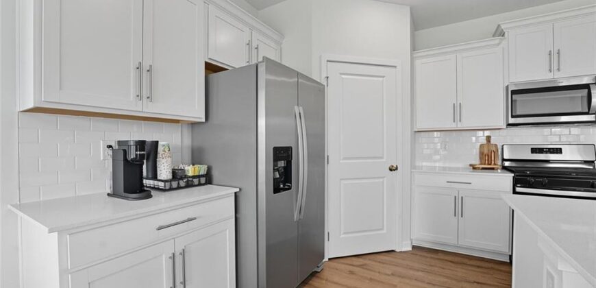 104 Lake Meadows Drive, Smithville, MO 64089