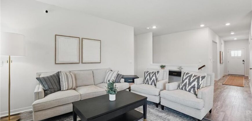 202 Lake Meadows Drive, Smithville, MO 64089