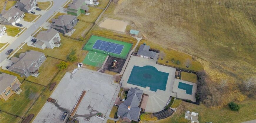 10135 N Poplar Avenue, Kansas City, MO 64156