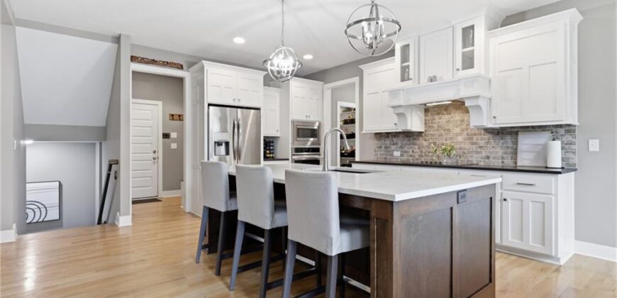 7310 NW Clore Drive, Parkville, MO 64152