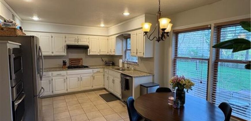 609 NW 44th Terrace, Gladstone, MO 64116