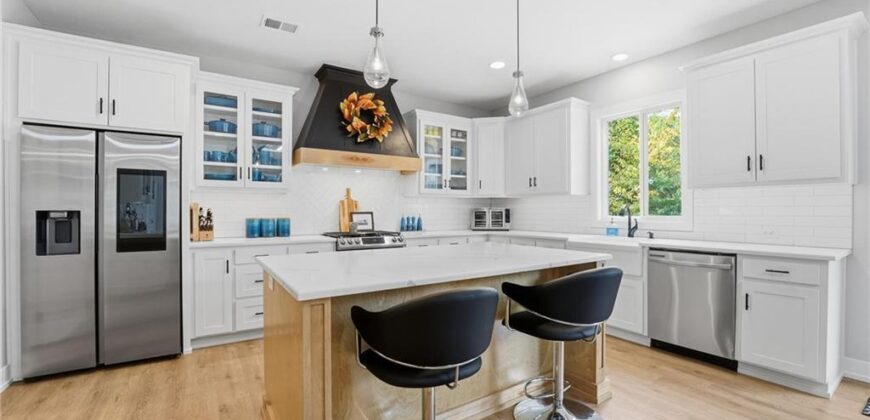 7160 N National Drive, Parkville, MO 64152