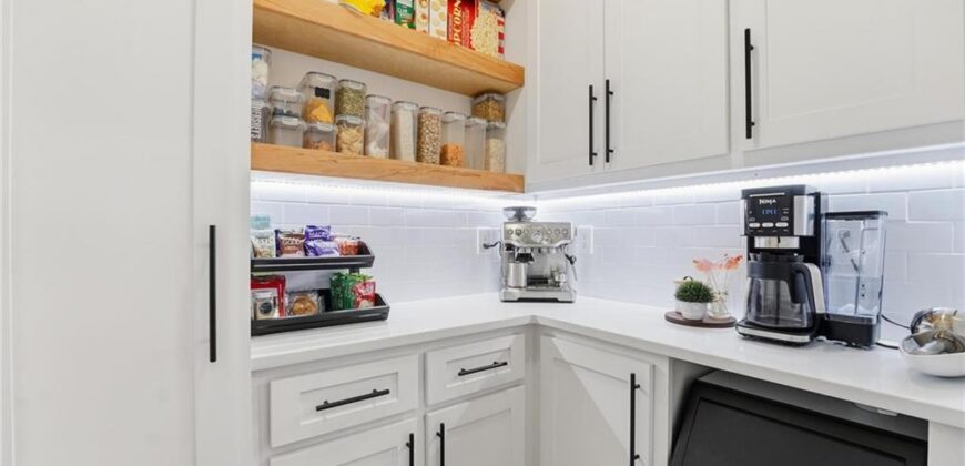 7160 N National Drive, Parkville, MO 64152