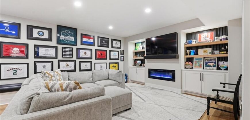 7160 N National Drive, Parkville, MO 64152