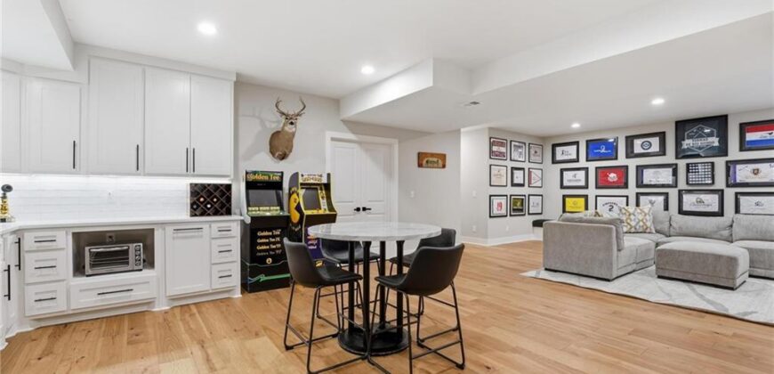 7160 N National Drive, Parkville, MO 64152