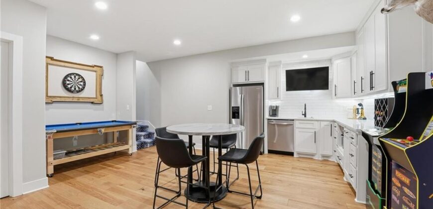 7160 N National Drive, Parkville, MO 64152