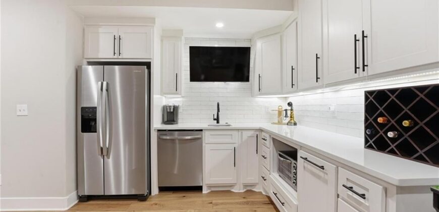 7160 N National Drive, Parkville, MO 64152