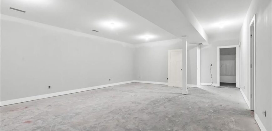 4 HIGHLAND Circle, Smithville, MO 64089