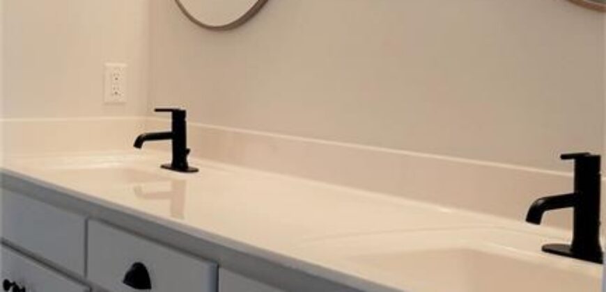 4 HIGHLAND Circle, Smithville, MO 64089