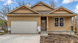 4 HIGHLAND Circle, Smithville, MO 64089