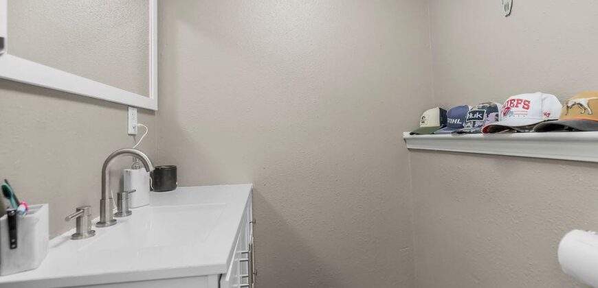 10912 N Manchester Avenue, Kansas City, MO 64157