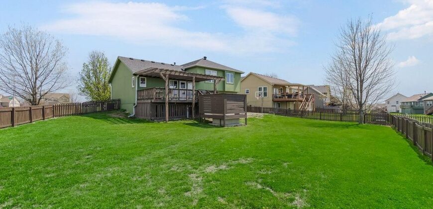 10912 N Manchester Avenue, Kansas City, MO 64157