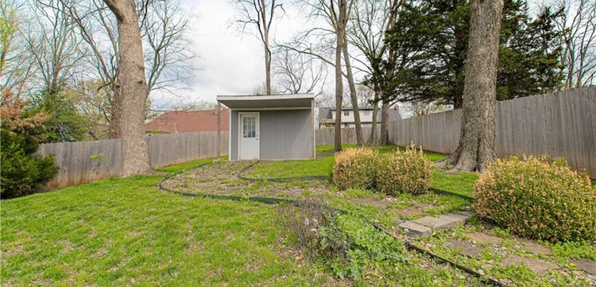 8512 NW 62nd Street, Parkville, MO 64152