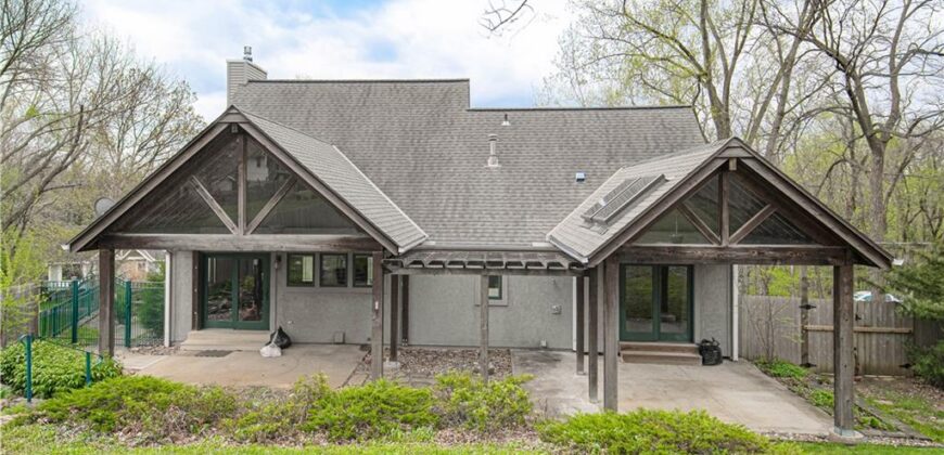 8512 NW 62nd Street, Parkville, MO 64152