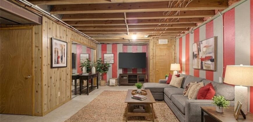 8512 NW 62nd Street, Parkville, MO 64152