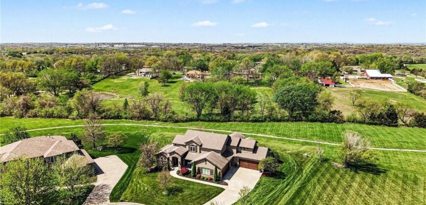 8070 NW Masters Lane, Parkville, MO 64152