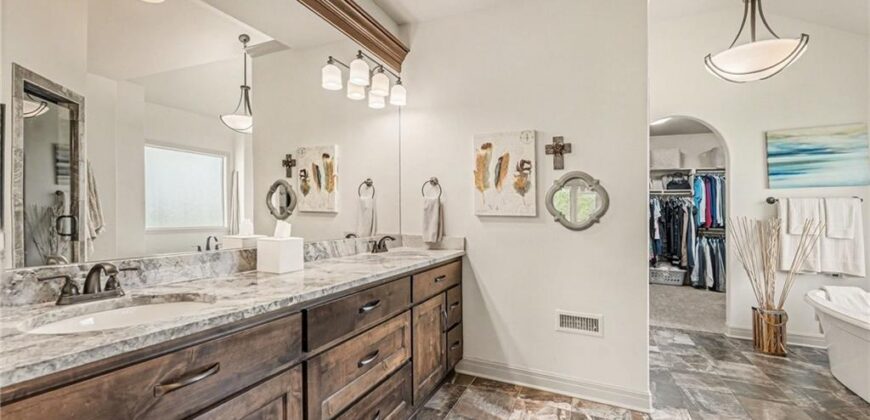 8070 NW Masters Lane, Parkville, MO 64152