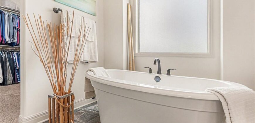 8070 NW Masters Lane, Parkville, MO 64152