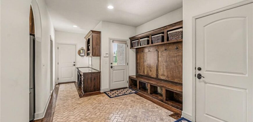 8070 NW Masters Lane, Parkville, MO 64152