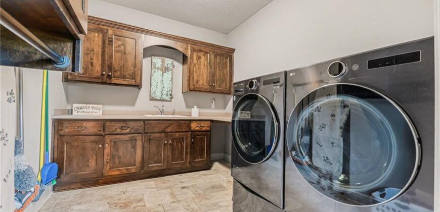 8070 NW Masters Lane, Parkville, MO 64152