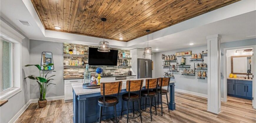 8070 NW Masters Lane, Parkville, MO 64152