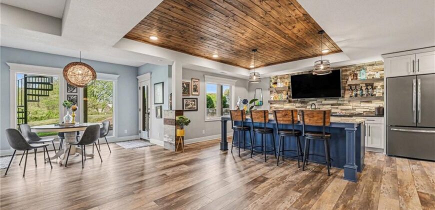 8070 NW Masters Lane, Parkville, MO 64152