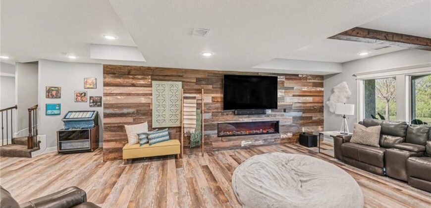 8070 NW Masters Lane, Parkville, MO 64152