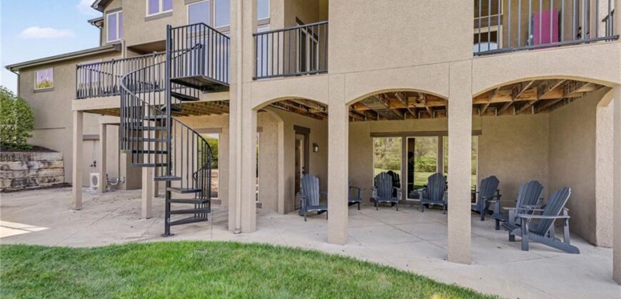 8070 NW Masters Lane, Parkville, MO 64152