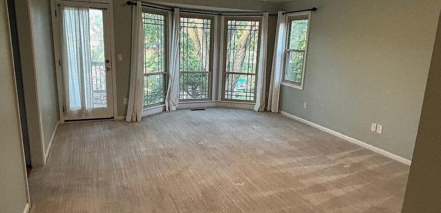 551 NW North Shore Drive, Lake Waukomis, MO 64151