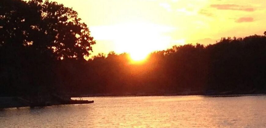 551 NW North Shore Drive, Lake Waukomis, MO 64151