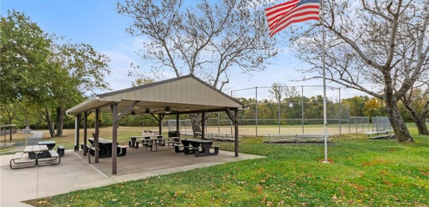 551 NW North Shore Drive, Lake Waukomis, MO 64151