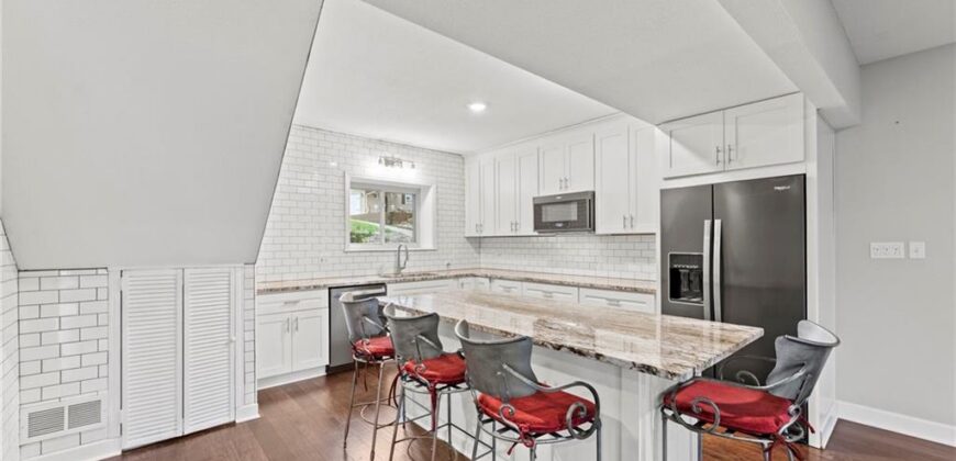 551 NW North Shore Drive, Lake Waukomis, MO 64151