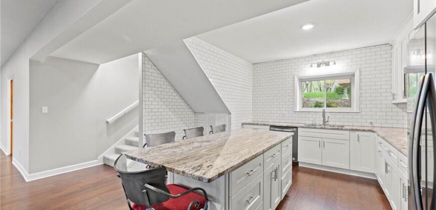 551 NW North Shore Drive, Lake Waukomis, MO 64151